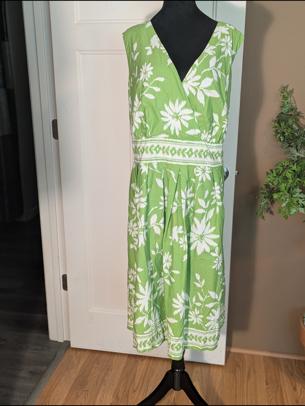 Chadwicks Green and White Floral Midi Dress. Size 2X.